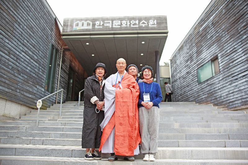 12.남양사주지스님과 보살님.jpg
