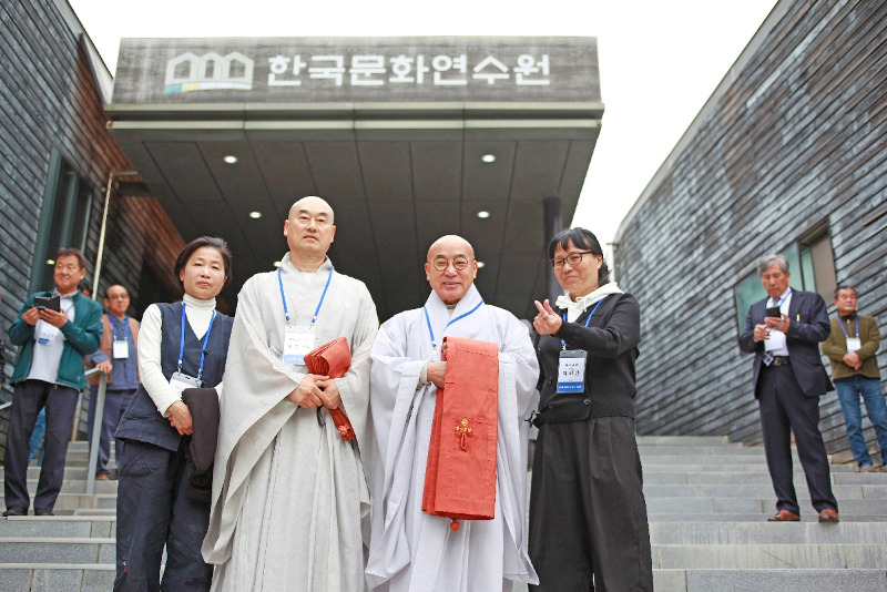 14.보덕선원목우스님과 종무원.jpg